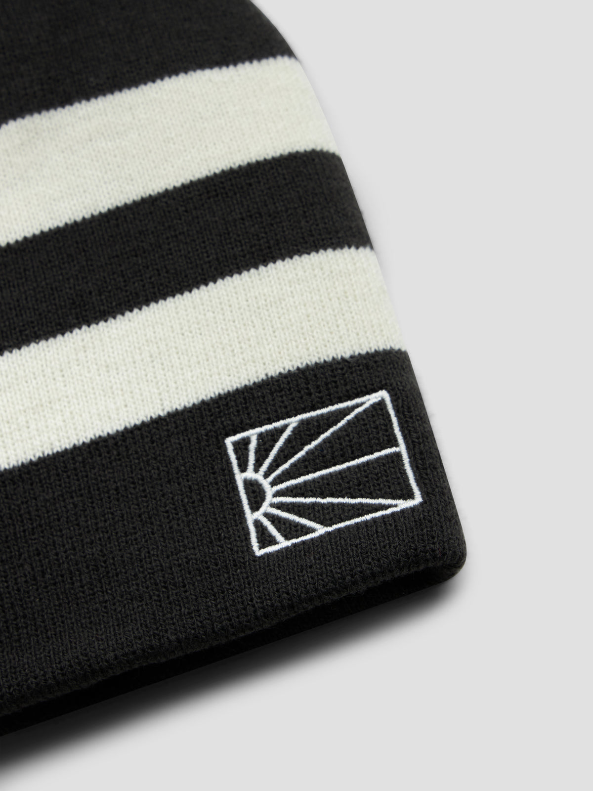 PACC19K006-1 ~ UNISEXLOGO SKI BEANIE BROWN