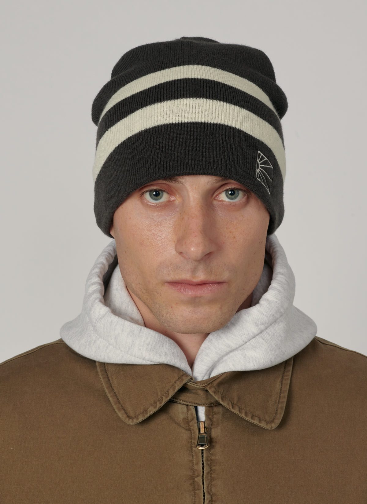 PACC19K006-1 ~ UNISEXLOGO SKI BEANIE BROWN