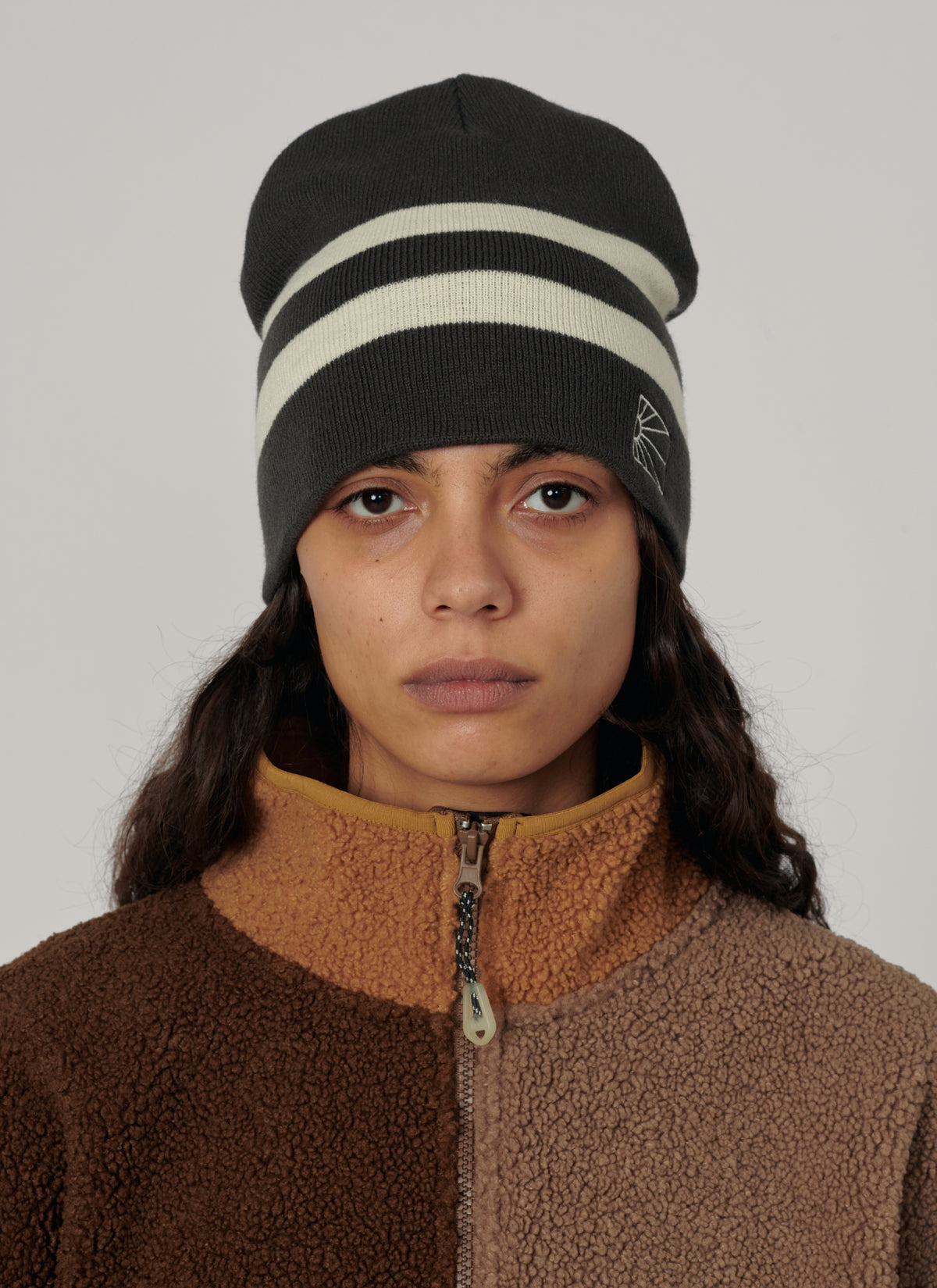 PACC19K006-1 ~ UNISEXLOGO SKI BEANIE BROWN